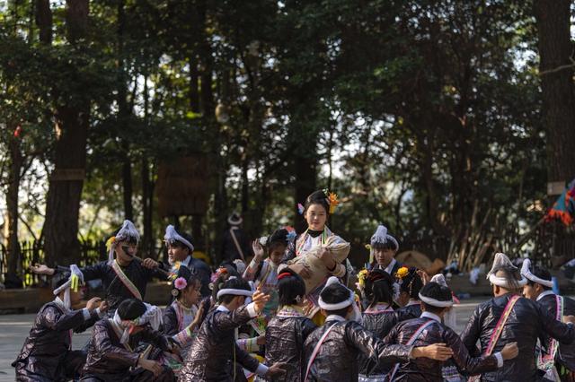 暖冬寻趣!贵州从江岜沙景区阳光相伴,民俗盛宴引