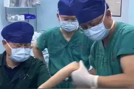 肩部一活动就剧痛，女子竟患“冻结肩”，中医经手法治疗快速缓解病痛图片