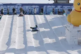 擂台观战 对弈下棋 龙潭庙会体育味道浓图片