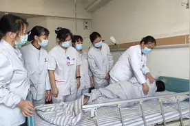 告别“一人住院全家忙”!“无陪护”病房提升患者和家属的体验感和幸福感图片