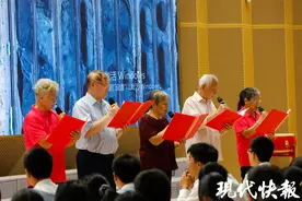 请来6名“新中国同龄人”，南京这所中学庆祝新中国75周年华诞图片