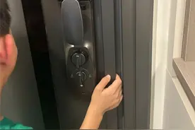 广东江门：一孩童不慎手被门夹，消防紧急破拆送医图片