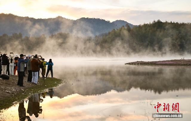 安徽奇墅湖畔晨雾美如画