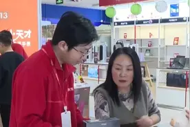 “以旧换新”与“五一”假期相遇 各地商圈人气旺 消费热潮涌动图片