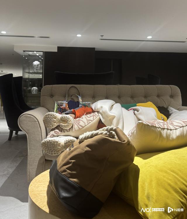 连线滞留巴林的广州游客：跟妈妈睡酒店大堂，当地持续被轰炸