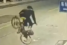 上海一小伙骑车上班与猫咪相撞后摔伤，猫咪“肇事逃逸”该谁担责？图片