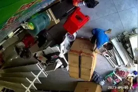 湖南7岁男孩被邻居小孩戳伤眼睛，妈妈：不是故意的，别网暴他图片