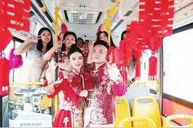 公交车变身“浪漫婚车”图片