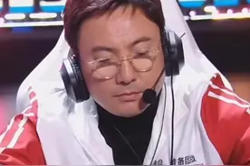 沈腾戴眼镜和时代少年团打游戏，提词器的字也大一号，网友：像极了爷爷带孙子打游戏图片