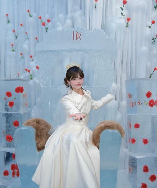 三顶价值百万的DR皇冠登陆长白山冰心岛，游客打卡体验“冰雪女王”