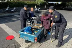 残障老人占道摆摊，南京六合城管暖心帮扶图片