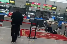 错过航班女子坐地哭闹“耽误孩子考公”？当事人回应图片