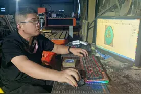 高位截瘫仍笑对人生，他在轮椅上 “雕刻”新的人生图片