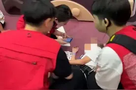 揪心！男童玩室内攀岩时安全绳断裂坠落图片