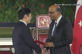 新加坡的历史性一刻：黄循财宣誓就任总理，李显龙任国务资政图片