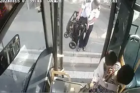 女乘客带娃乘公交，暖心公交司机帮其搬行李图片