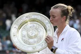 冲上热搜！孙俪邓超一家四口看温网，网友：儿子像妈，女儿像爸图片