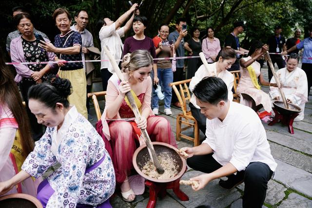 东方意境，国际面孔：世界旅游小姐的桃花源帧帧如画