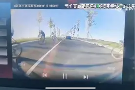 父亲带娃骑行摔倒遭碾压 律师：未满12岁儿童不允许上路骑行图片