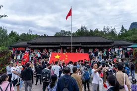 四川剑门关点亮“中国红” 文旅盛宴吸引四方游客图片