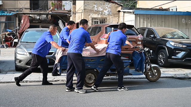 “蓝城管”护学“蓝校服”