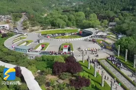 今年接待游客突破800万人次 泰山景区为幸运游客赠送泰山旅游年卡终身卡图片