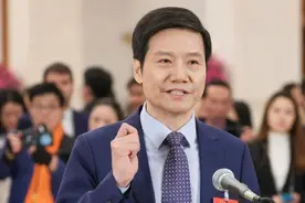 雷军：今天代表通道我第一个接受采访，挺激动也有点小紧张，网友：雷总，这把高端局图片