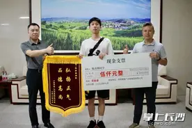 你挺身而出的样子真帅！长沙大学生列车上见义勇为，救下小女孩图片