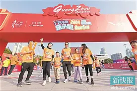 “迷你版广马”开跑 600组家庭快乐参与 亲子欢乐跑作为广马前哨比赛昨日在天河体育中心开展图片