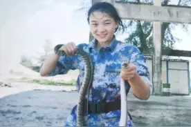 还记得徒手捕蛇的“霸王花”鄢淳吗？今年，她提干啦！图片
