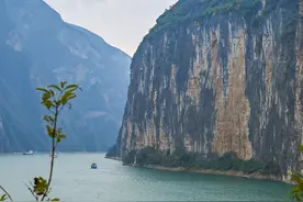 长江三峡上的背篓“小红船”图片