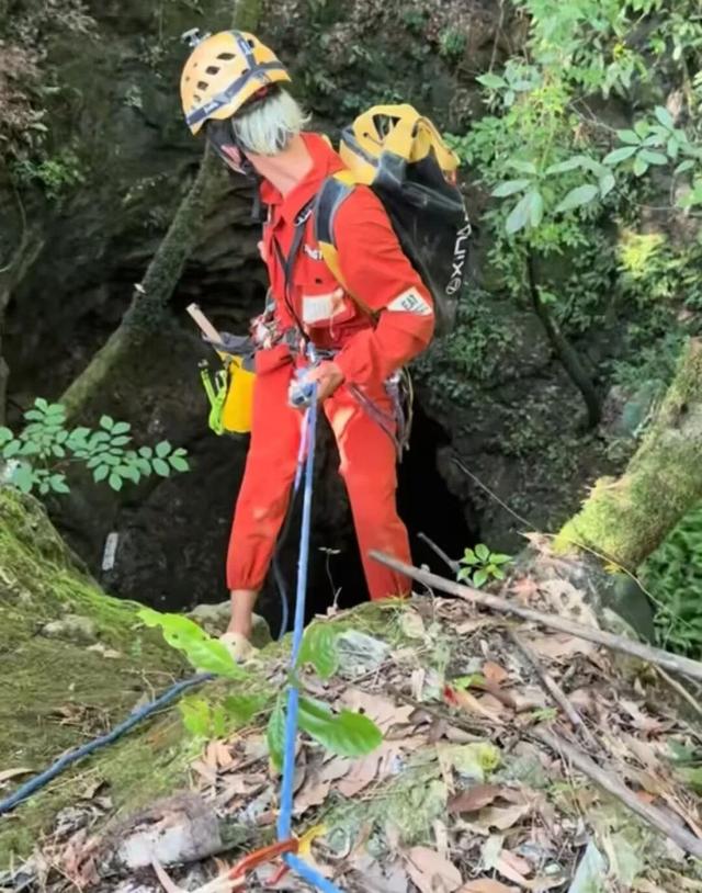 溶洞里“追”垃圾的人