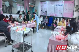 张家界永定区妇保院“手把手”教婴儿抚触，让爱在指尖传递图片