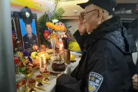 这对警察父子，以这样的方式“重逢”图片