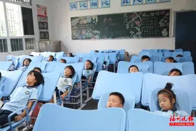 午休躺睡自由！福州多所小学试点！网友：建议全面推广图片