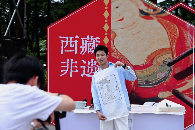 藏戏、藏舞、藏式雕版拓印……广州市民家门口沉浸式感受藏地风情