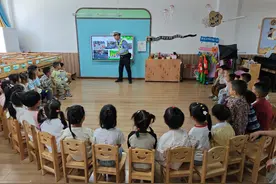 凤翔交警大队走进凤翔区第二幼儿园开展交通安全教育活动图片