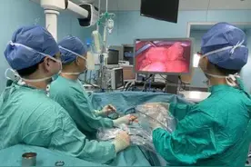 肺大疱持续漏气至无法拔管 一重症患者经微创手术好转出院图片