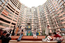 【高清组图】昆明城市地标旅游热，傲城大厦“天空之眼”受欢迎图片