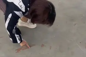 退租厂房时房东要求修复地面油漆印、刮痕，租客：已租两年，存在损耗很正常图片