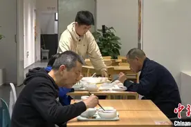 年轻人涌入“银发”市场：“松弛感”与性价比的新选择图片