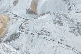 昆仑腹地冰雪困路 叶城交警紧急驰援图片