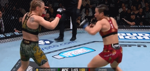 拼尽全力！张伟丽升重判定不敌舍甫琴科，无缘夺UFC蝇量级冠军