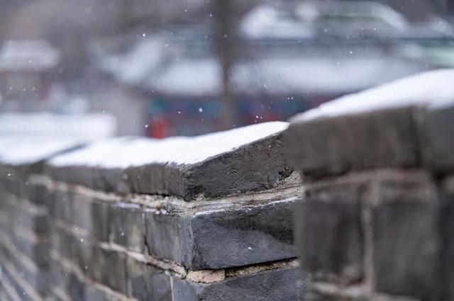 八达岭长城喜提初雪，银装素裹美成水墨丹青