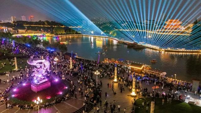 下周二，荆州古城东门，共赴光影之约！