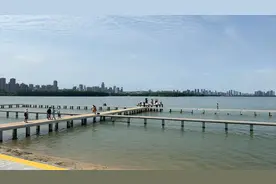 武汉凌波门重新开放：市民趁午休过来游泳，武大毕业生打卡留念图片