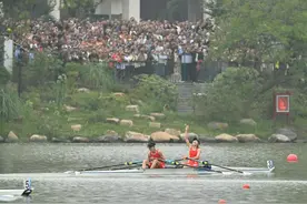 特写：人在画中划图片