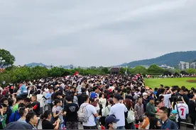 更新入园闸机系统、洲头观光车返程点提质改造，橘子洲景区喜迎国庆换新颜图片