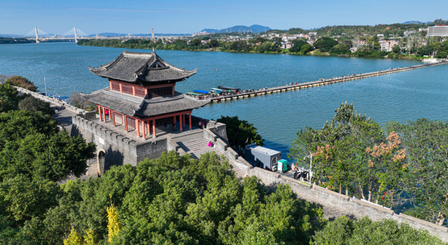 王嘉尔现身赣州盛赞美景美食