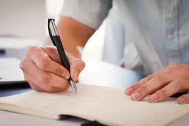 离谱！公司逼职工每天抄心经100遍……法院判了→图片